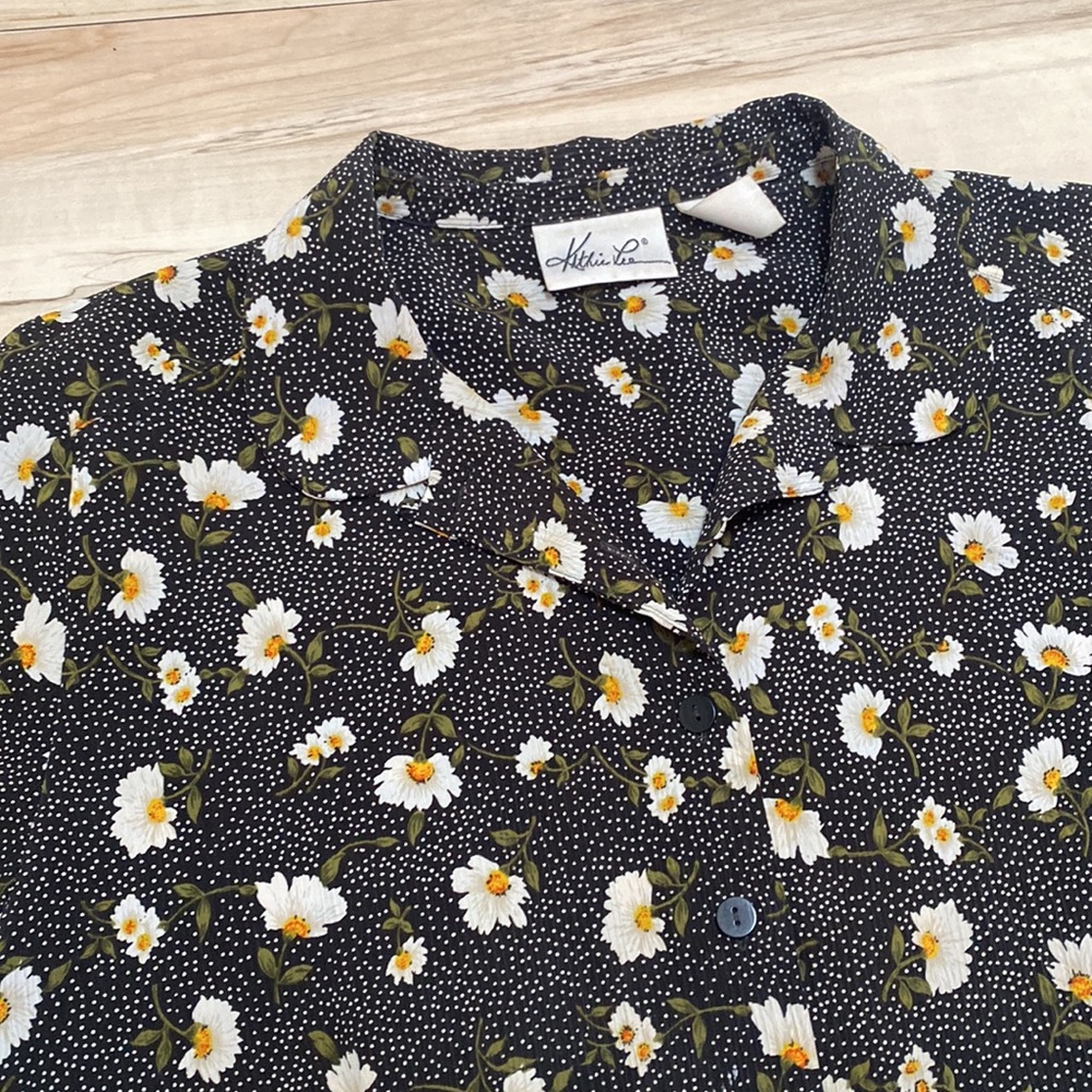 Kathie Lee Womens Size 16 Button Front Blouse. Black with floral print - Picture 6 of 9